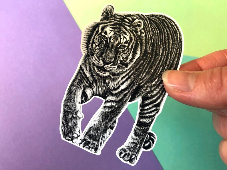 Op de afbeelding: Zwart-witte lijntekening van een lopende tijger. De tijger kijkt naar de linkerkant van de afbeelding. De tijger heeft een gedetailleerd, gestreept patroon.