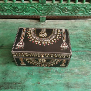 Fina caja de madera pintada a mano para joyas con piedra y perla ajustada / caja de gemas / caja de tesoro de madera vintage / regalos de decoración del hogar indio para mujeres