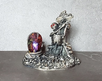 The Forgotten Skeleton 6220 Dark Secrets addition the tudor mint pewter vintage ninties collectable figurine. Goth ornamental home decor art