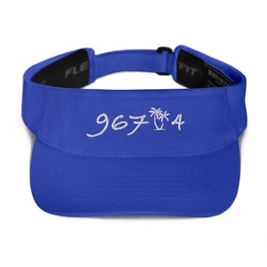 Puede incluir: Una visera azul real con un diseño bordado en blanco que dice "967🌴4".