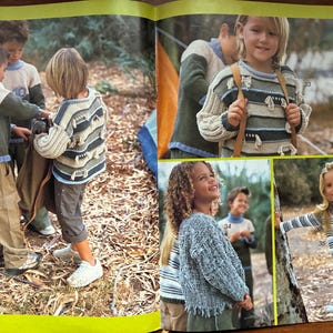 Op de afbeelding: Cataloguspagina met kindertruien. Eén trui heeft horizontale strepen met decoratieve elementen. Een andere is een getextureerde, lichtblauwe brei. De kinderen dragen de truien buiten.