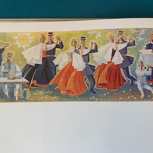 Könnte beinhalten: Eine farbenfrohe Illustration zeigt eine festliche Szene mit Figuren in traditioneller Kleidung. Tänzerinnen in roten und weißen Röcken und schwarzen Mänteln tanzen. Musiker spielen Instrumente, und eine Sonne mit Strahlen scheint darüber. Das Kunstwerk hat einen Vintage-Look.