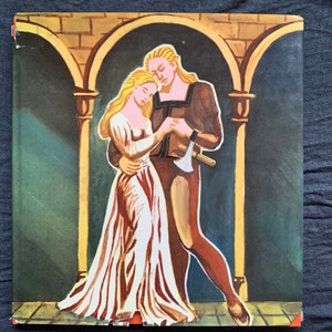 Könnte beinhalten: Ein quadratisches Buchcover mit einer Illustration eines Paares in mittelalterlicher Kleidung unter Steinbögen. Die Person links trägt ein langes weißes Kleid, während die Person rechts eine braune Tunika und eine Leggings trägt.