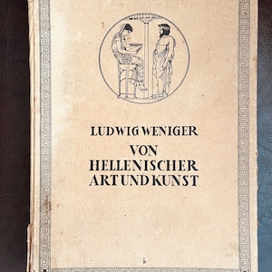Puede incluir: Portada de libro antiguo con el título "Ludwig Weniger Von Hellenischer Art und Kunst" en texto negro. La portada presenta una ilustración en blanco y negro de dos figuras en un marco circular y un borde decorativo.