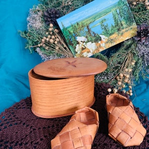 Conjunto de lembrança vintage sueco, todo feito à mão, recipiente de madeira, mini guardanapo de crochê, cartão postal, mini sapatos de casca de bétula, presente retrô, artesanato em estilo popular