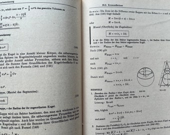 Könnte beinhalten: Offene Buchseite mit deutschem Text und mathematischen Formeln. Diagramme von Kugeln und geometrischen Formen sind enthalten. Die Seite stammt aus einem älteren Lehrbuch mit gealtertem Papier und Tinte.