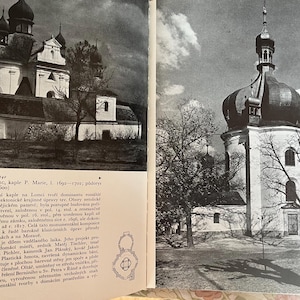 Op de afbeelding: Zwart-witfoto van een kerk met een koepeldak en een hoge toren. De kerk is omgeven door bomen. De afbeelding komt uit een boek.