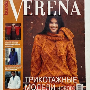 Può includere: La copertina della rivista "VERENA" mostra una donna con un maglione e una sciarpa di maglia arancione. È visibile del testo in russo, tra cui "Modelli a maglia della nuova stagione primaverile".