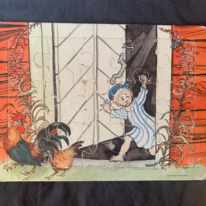 Può includere: Puzzle vintage per bambini con un'illustrazione colorata. Il puzzle raffigura un bambino in pigiama a righe blu e bianche, che corre verso una finestra. Due galli e una gallina sono in primo piano. Il puzzle è fatto di cartone.