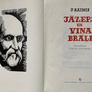 Könnte beinhalten: Ein offenes Buch mit einem Schwarz-Weiß-Porträt eines Mannes auf der linken Seite und Text auf der rechten Seite. Der Text, in Rot und Schwarz, enthält den Titel "Jāzeps un Viņa Brāļi" und den Namen des Autors, J. Rainis.