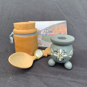 Conjunto de lembrança vintage sueco, porta-velas feito à mão em madeira torneada, colher, pote de especiarias, cartão postal, presente retrô, artesanato em estilo folclórico, casa de fazenda, chalé