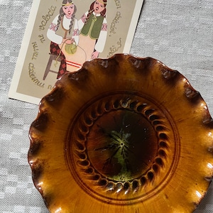 Ensemble cadeau vintage de Lettonie de 2 assiettes décoratives à accrocher au mur et carte postale rétro des années 1990, souvenir de Riga, Lettonie