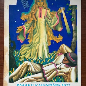 Pode incluir: Cartaz vintage com uma ilustração estilizada. Uma mulher em um vestido amarelo se ergue contra um céu noturno azul, com uma figura reclinada abaixo. O texto "PASAKU KALENDĀRS 1977" está na parte inferior. A obra usa cores vibrantes e tem uma qualidade onírica.