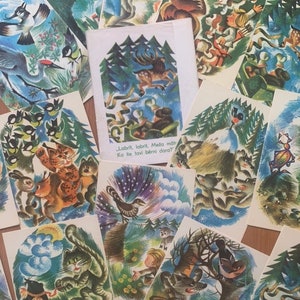 Puede incluir: Una colección de postales vintage con ilustraciones coloridas de animales y escenas del bosque. Las tarjetas representan varios animales como ciervos, osos y pájaros en un estilo caprichoso, con texto en una tarjeta central.