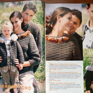 Peut inclure: Portrait de famille avec une petite fille et deux adultes portant des pulls en tricot. La veste de la fille a une capuche bordée de fourrure. Les pulls sont gris foncé avec un motif tricoté texturé. Image tirée d'un magazine.