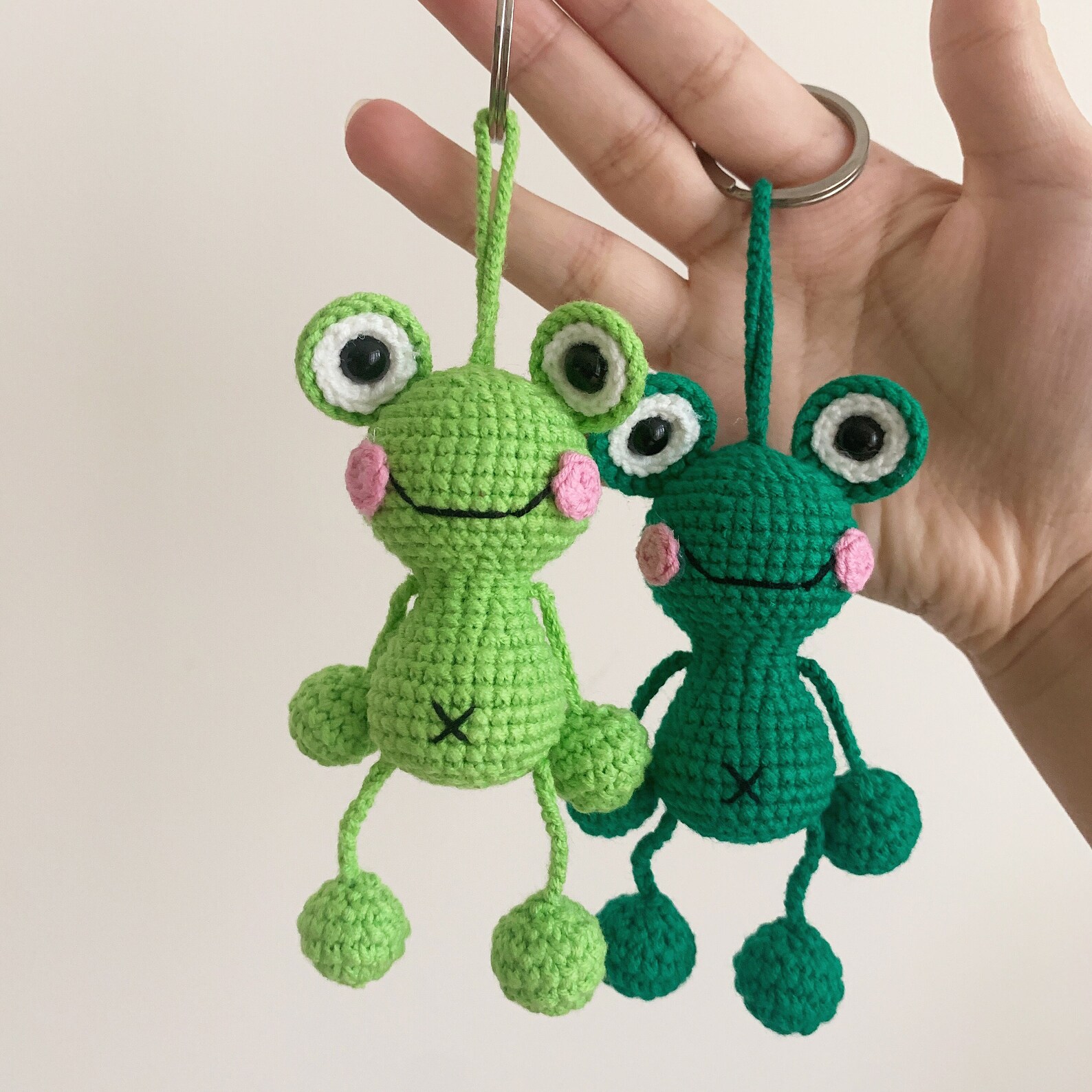Игрушка лягушонок вязаная. Вязаная лягушка брелок. Брелок лягушка крючком. Брелок лягушка крючком. Крючок "лягушка".