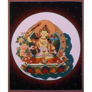 Puede incluir: Una pintura budista tibetana tradicional que representa una deidad sentada en un mandala de flores y patrones geom&eacute;tricos. La deidad est&aacute; adornada con joyas elaboradas y una corona, y sostiene un objeto simb&oacute;lico en su mano. La pintura est&aacute; sobre un fondo oscuro con un patr&oacute;n sutil de estrellas.