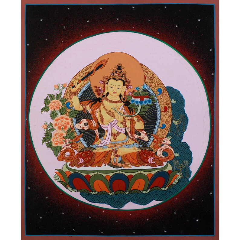 Puede incluir: Una pintura budista tibetana tradicional que representa una deidad sentada en un mandala de flores y patrones geom&eacute;tricos. La deidad est&aacute; adornada con joyas elaboradas y una corona, y sostiene un objeto simb&oacute;lico en su mano. La pintura est&aacute; sobre un fondo oscuro con un patr&oacute;n sutil de estrellas.