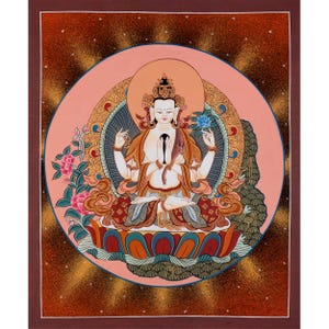 Puede incluir: Una pintura budista tibetana tradicional que representa una deidad con cuatro brazos, sentada en una postura meditativa en un trono de loto. La deidad est&aacute; rodeada por un halo de luz y est&aacute; adornada con intrincadas joyas y una corona. La pintura est&aacute; hecha en colores vibrantes sobre un fondo de lienzo.