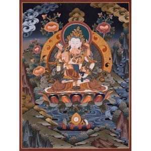 Puede incluir: Una pintura colorida que representa una deidad con cuatro brazos, sentada sobre una flor de loto. La deidad está rodeada de nubes, flores y un río que fluye. La pintura está realizada en un estilo tradicional tibetano.