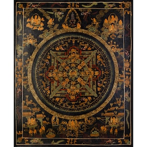 Peut inclure: Une mandala circulaire avec des détails complexes en or, rouge et vert sur un fond noir. La mandala est entourée d'une bordure de petites figures et symboles.