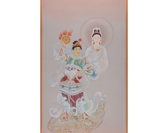 Op de afbeelding: Een traditionele Chinese schildering die twee figuren, een man en een vrouw, in een hemelse setting toont. De mannelijke figuur houdt een dharmawiel vast, terwijl de vrouwelijke figuur gekleed is in witte gewaden en een halo om haar hoofd heeft. De schildering is uitgevoerd in een levendig kleurenpalet, waaronder rood, blauw, groen en goud.
