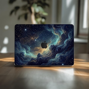 Op de afbeelding: Een laptopskin met een diepe ruimtenevel-ontwerp met wervelende wolken in donkerblauw, taling en goudtinten tegen een sterrenhemel. Het iconische zwarte Apple-logo is gecentreerd op het deksel, omringd door het kosmische patroon van sterren.