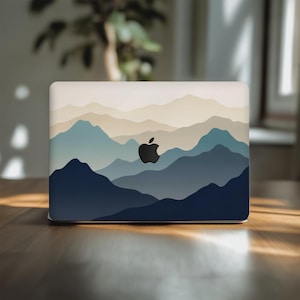 Puede incluir: Una taza de cerámica blanca con asa negra y el texto "But First, Coffee" en negro, con una fuente de estilo manuscrito. La taza está sobre una superficie blanca.