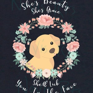 Puede incluir: Un cachorro amarillo con la nariz rosa y la lengua fuera est&aacute; rodeado de una corona de flores. El texto "She's Beauty She's Grace You She'll Lick In The Face" est&aacute; escrito sobre un fondo azul oscuro.