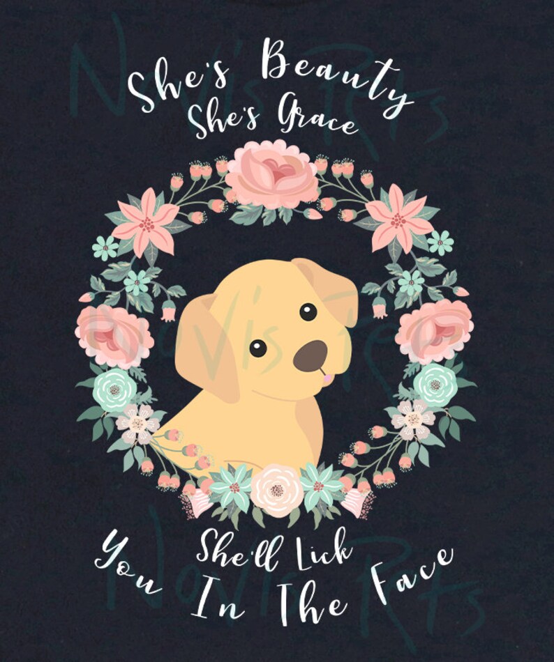 Puede incluir: Un cachorro amarillo con la nariz rosa y la lengua fuera est&aacute; rodeado de una corona de flores. El texto "She's Beauty She's Grace You She'll Lick In The Face" est&aacute; escrito sobre un fondo azul oscuro.