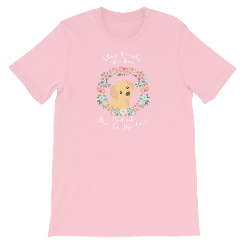 Puede incluir: Camiseta rosa con un gr&aacute;fico blanco de un perro en una corona de flores. El texto dice "She's beauty, she's grace, you'll  look in the face."