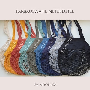May include: A set of ten reusable shopping bags made of natural cotton mesh with fabric handles. The bags are in various colors, including natural, yellow, rust, green, olive, blue, navy, gray, and black. The bags are labeled with the color name in white text. The text "FARBAUSWAHL NETZBEUTEL" is at the top of the image. The text "@KINDOFLISA" is at the bottom of the image.