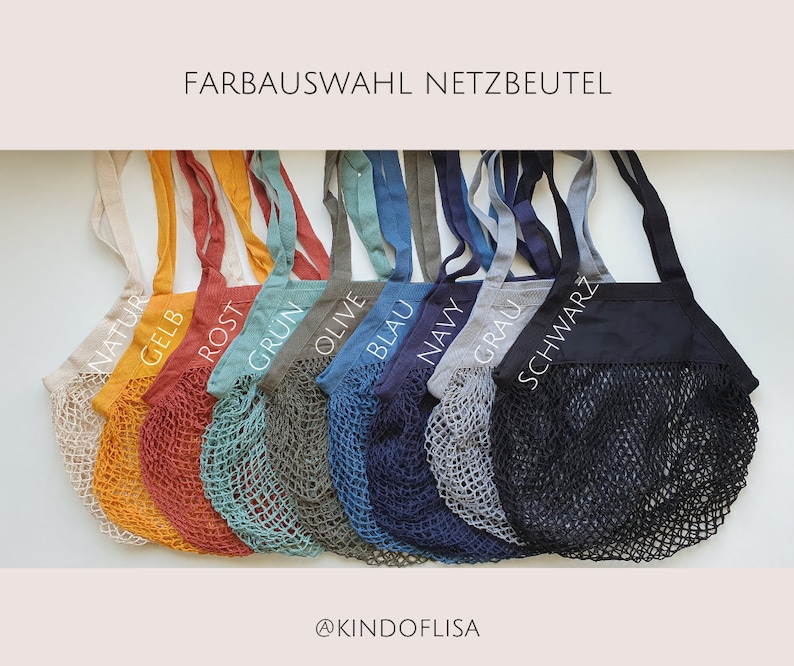 May include: A set of ten reusable shopping bags made of natural cotton mesh with fabric handles. The bags are in various colors, including natural, yellow, rust, green, olive, blue, navy, gray, and black. The bags are labeled with the color name in white text. The text "FARBAUSWAHL NETZBEUTEL" is at the top of the image. The text "@KINDOFLISA" is at the bottom of the image.