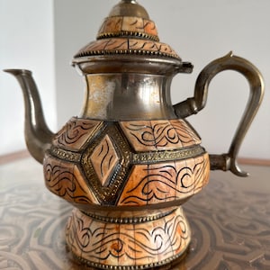 Marokkanische Vintage handgefertigte handgefertigte Teekanne mit Henna gefärbt