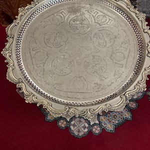 Marockanskt vintage silverbrickbord med hopfällbart trästativ