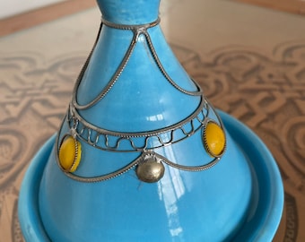 Tajine marocain fait à la main avec de l’argent et des pierres