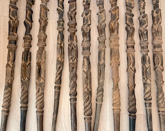 手彫りのアフリカ部族のウォーキングスティック - 人形のディテールが施された装飾的な木製杖