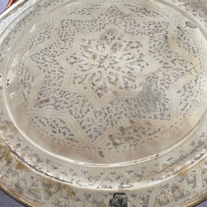 Mesa de bronce vintage marroquí hecha a mano con patas plegables de madera