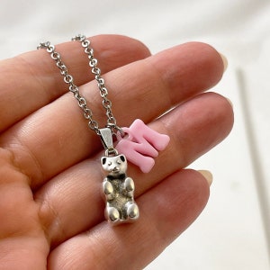 Collar de oso de plata con dije de letra acrílica, collar con inicial, collar con alfabeto, collar personalizado, colgante de osito de peluche, regalo para hermanas