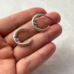 Orecchini a cerchio con luna in argento, gioielli celestiali, orecchini a cerchio per tutti i giorni, gioielli astronomici, orecchini Sailor Moon, idea regalo di Natale con volto di luna