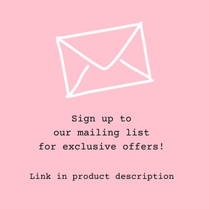 Op de afbeelding: Roze achtergrond met een witte lijntekening van een envelop. Tekst eronder luidt: "Meld u aan voor onze mailinglijst voor exclusieve aanbiedingen! Link in productbeschrijving."