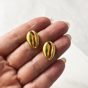Cowrie Shell Earrings, Gold Stud Earrings, Crustaceans Jewelry, Cowrie Boho Earrings, Ocean Earrings, Summer Jewelry, Beach Earrings