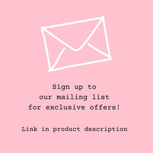 Pu&ograve; includere: Uno sfondo rosa con un disegno a tratto bianco di una busta. Il testo recita: "Iscriviti alla nostra mailing list per offerte esclusive! Link nella descrizione del prodotto."