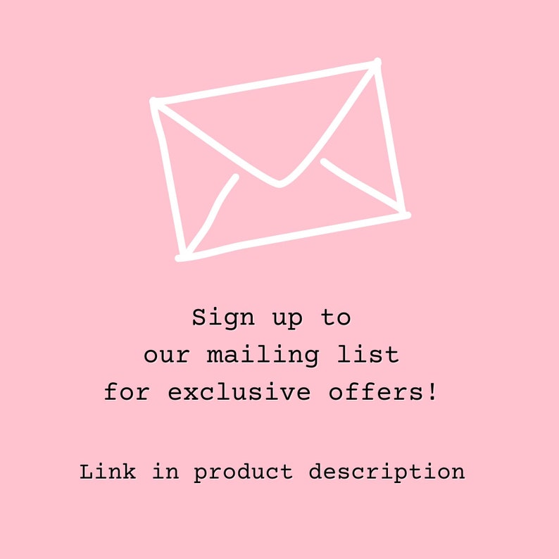 Pu&ograve; includere: Uno sfondo rosa con un disegno a tratto bianco di una busta. Il testo recita: "Iscriviti alla nostra mailing list per offerte esclusive! Link nella descrizione del prodotto."