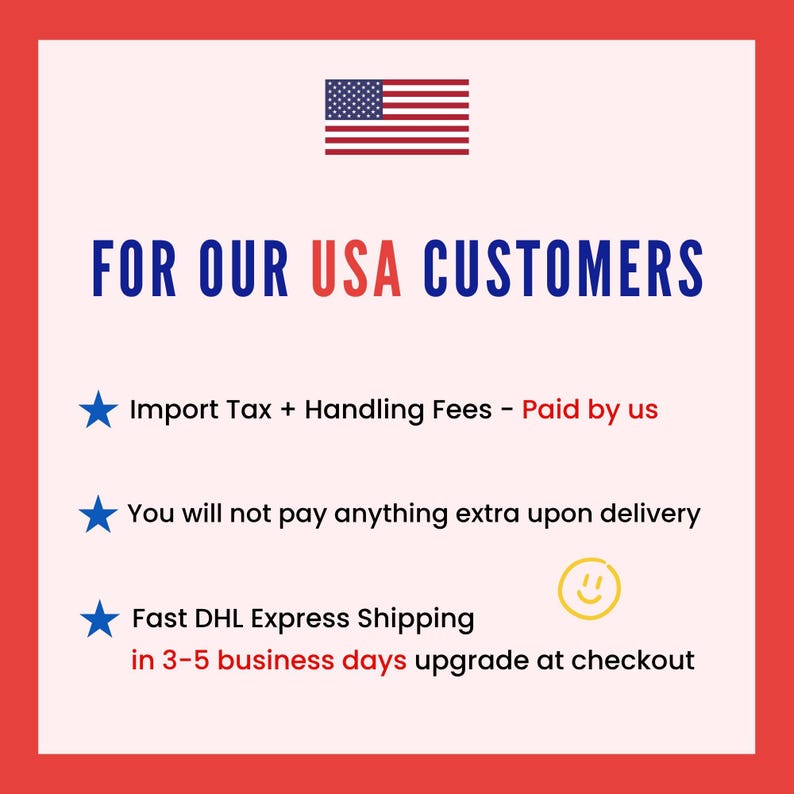 Pu&ograve; includere: Una grafica rossa e bianca con la scritta "FOR OUR USA CUSTOMERS" in blu e rosso. L'immagine include la bandiera americana e punti elenco su tasse di importazione, costi aggiuntivi e spedizione.