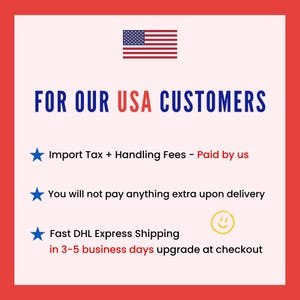 Op de afbeelding: Een rood-witte afbeelding met de tekst "FOR OUR USA CUSTOMERS" in blauw en rood. De afbeelding bevat de Amerikaanse vlag en opsommingstekens over invoerbelastingen en verzending.