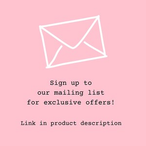Peut inclure: Fond rose avec un dessin au trait blanc d'une enveloppe. Le texte indique : "Inscrivez-vous &agrave; notre liste de diffusion pour des offres exclusives ! Lien dans la description du produit."
