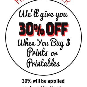 Op de afbeelding: Een witte cirkel met een zwarte omtrek bevat de tekst "MULTIBUY OFFER" in rood en zwart. Binnen de cirkel staat de tekst "We'll give you 30% OFF When You Buy 3 Prints or Printables" in zwart. Onder de cirkel staat de tekst "30% will be applied automatically at the checkout" in zwart.