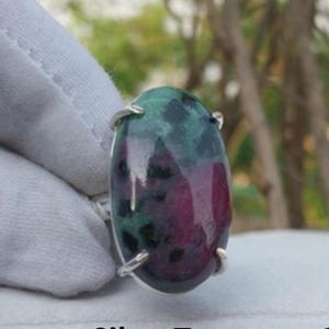 Anel de rubi em zoisita em prata de lei 925, joia artesanal.