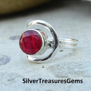 Anillo de rubí hecho a mano en plata de ley 925. Joyas con piedras preciosas.